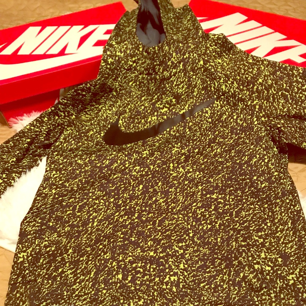 Big Boys Pullover Nike Dri Fit Large 12-13